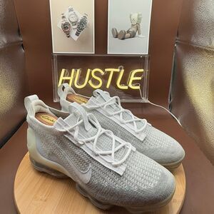 Nike Women’s Air Vapormax 2021 FK Flyknit White Pure Platinum Sz 11